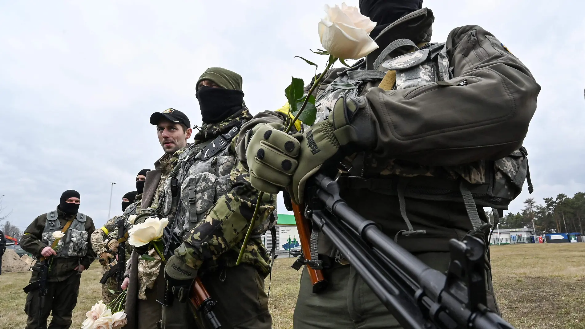 Así fue la boda entre dos integrantes de la resistencia ucraniana en plena ofensiva rusa